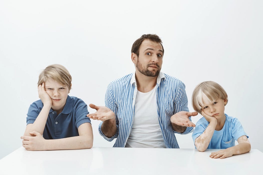 Ojciec i synowie przy stole