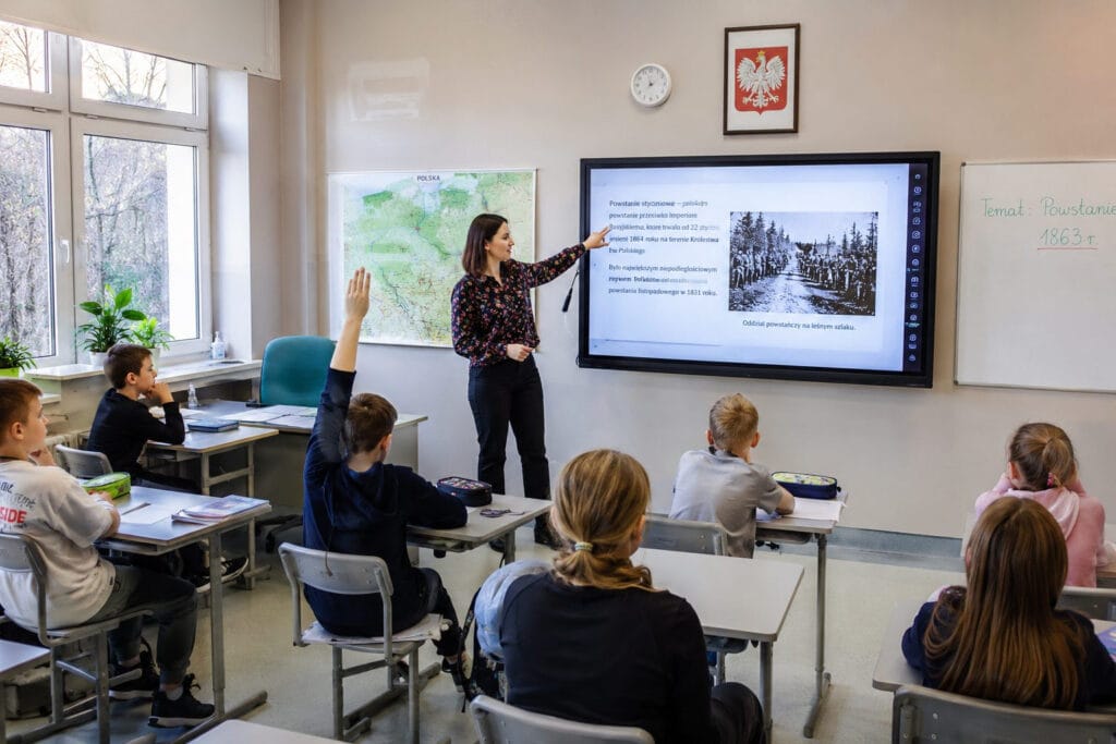 Jak szkoły w Warszawie wykorzystują monitory interaktywne w nowoczesnej edukacji?