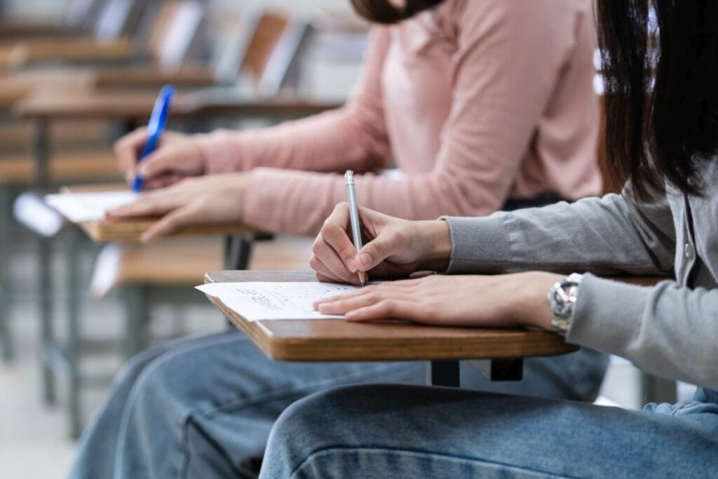 Najtrudniejsze typy zadań z chemii rozszerzonej. Jak sobie z nimi poradzić?